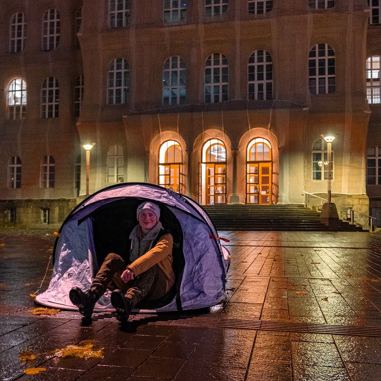Jan vom GSP sitzt auf diesem Bild in einem Zelt, welches vor dem Hauptgebäude der RWTH: