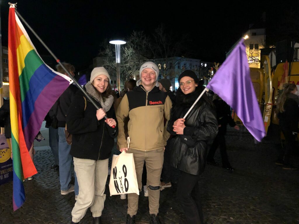 Group picture of the GSP with rainbow flag. Taken at the feminist fight day.